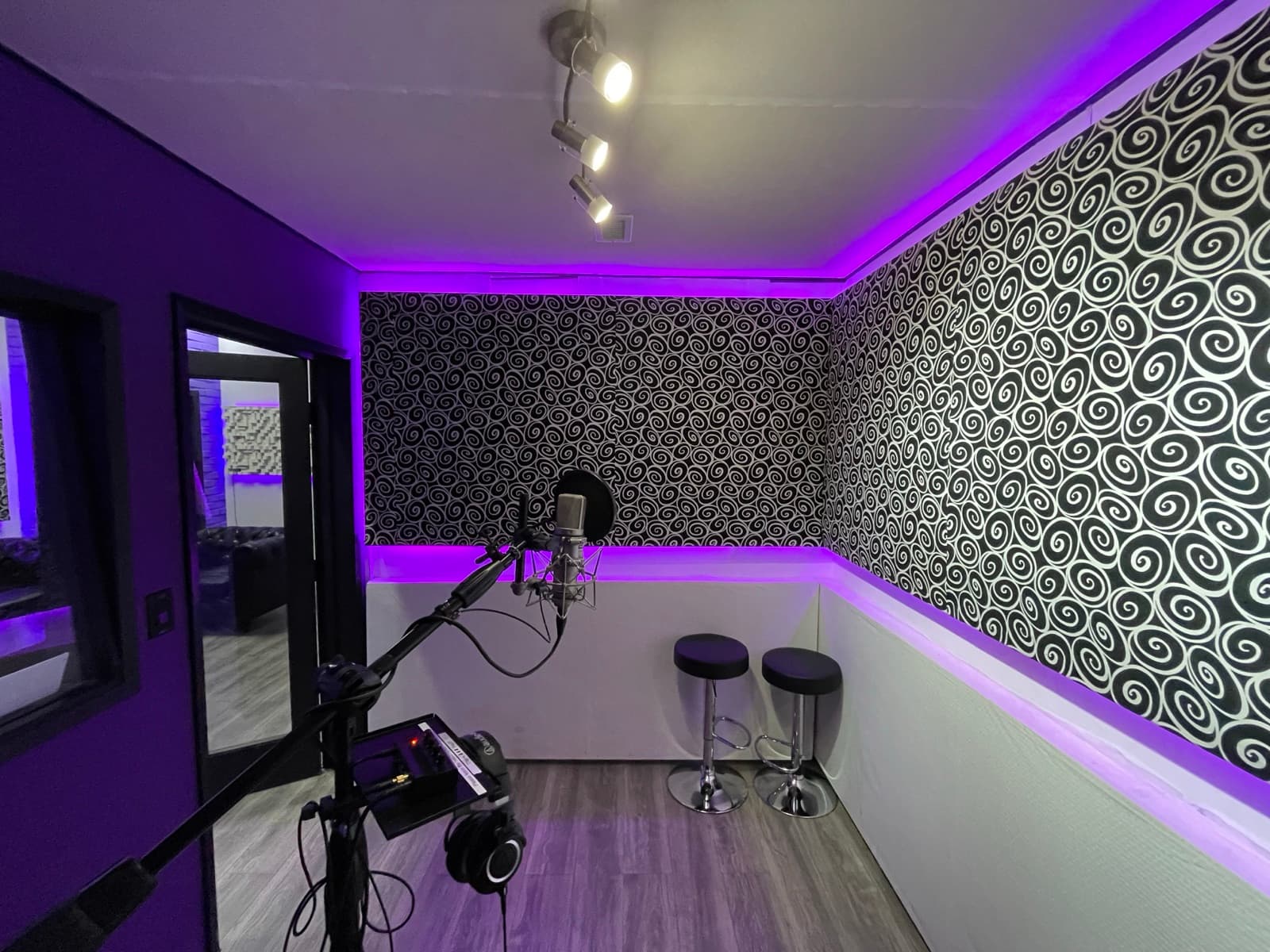 Smoking-Friendly Creative Room — photo 3