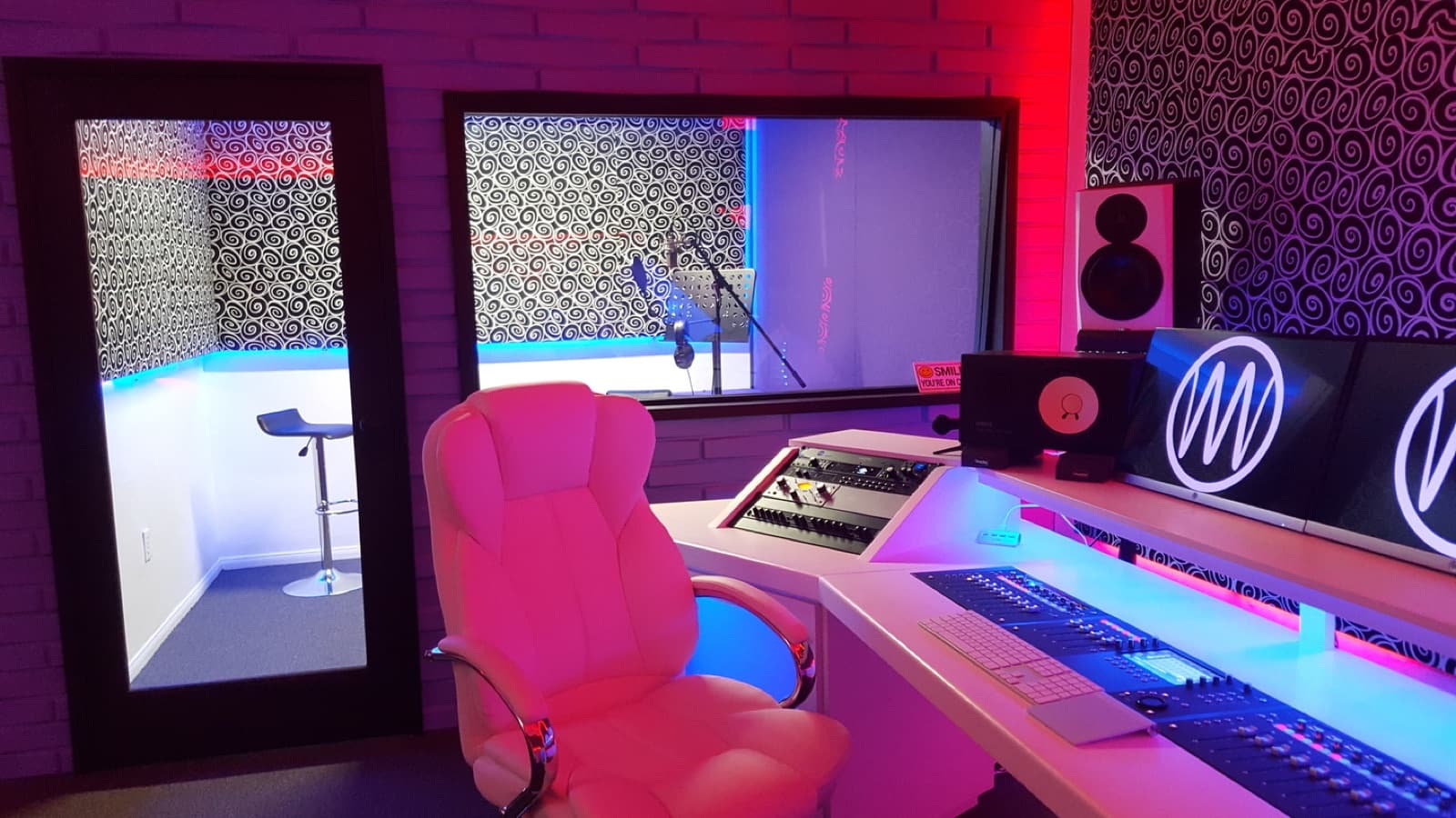 Smoking-Friendly Creative Room